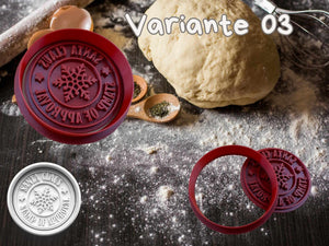 Weihnachts-Keksstempel "Santa Claus Genehmigt", roter Stempel auf Mehluntergrund mit Teig, weihnachtliche Bäckerei-Dekor.