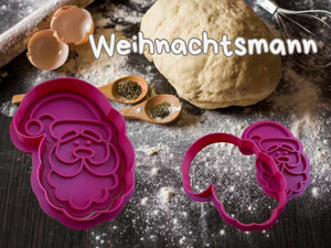 Rote Weihnachtsmann Keks-Ausstecher auf einem Mehltisch, bereit zum weihnachtlichen Plätzchenbacken.