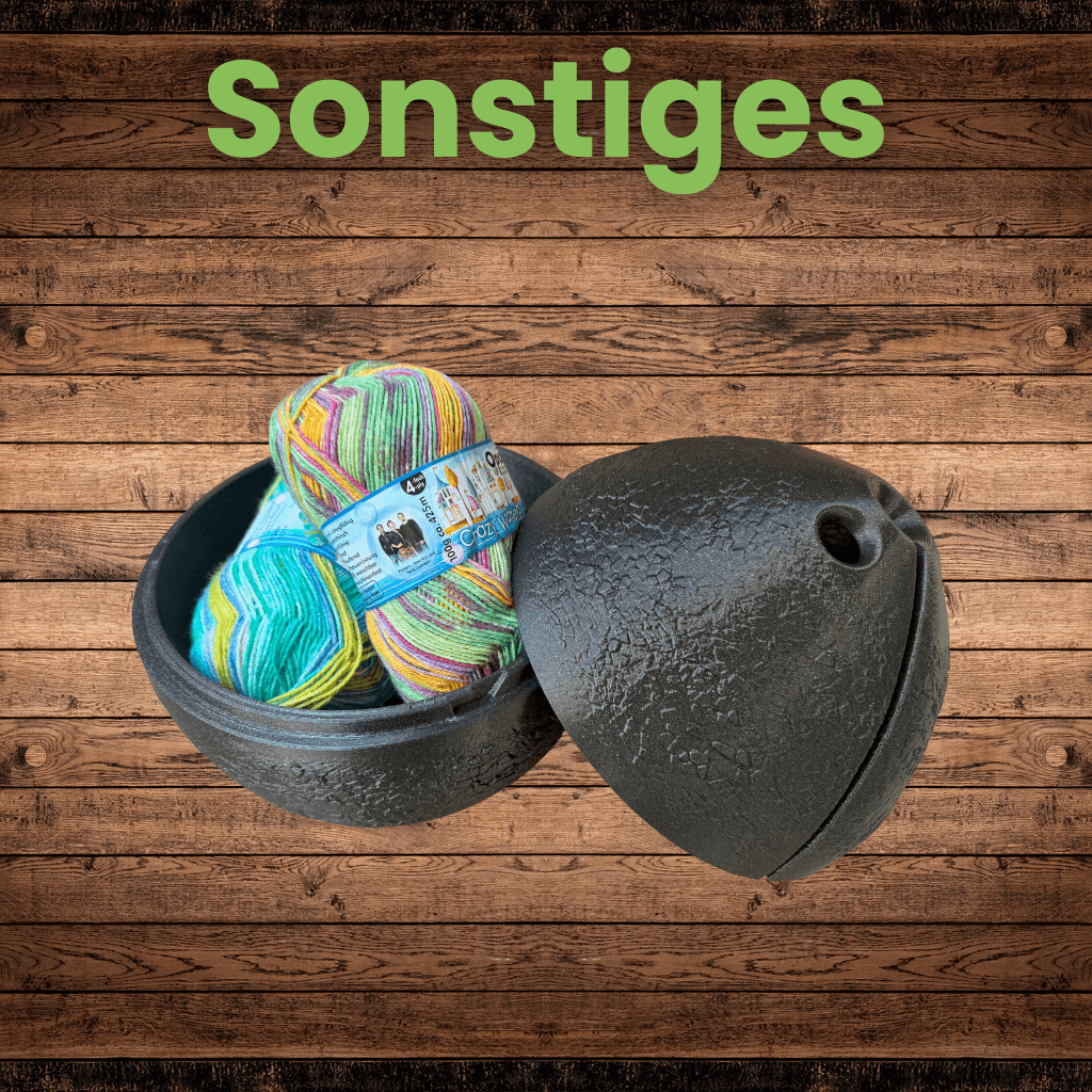3D-printed yarn holder with colorful yarn inside on a wooden background, labeled 'Sonstiges'. Ideal for creative and organized crafting.