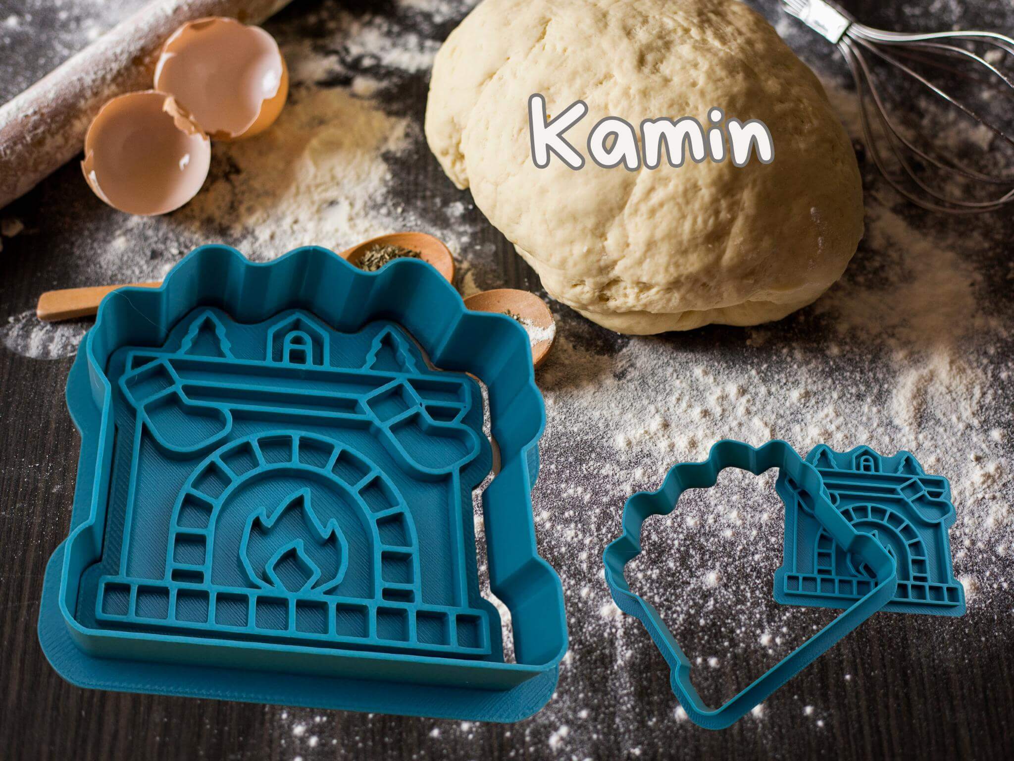 Weihnachts-Ausstecher Kamin mit Detail für festliche Kekse aus Teig auf einer bemehlten Arbeitsfläche.