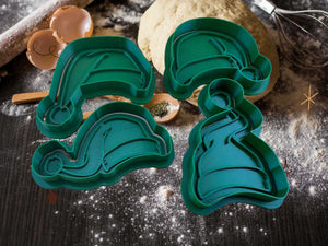 Weihnachtliche Keks-Ausstecher in Form von Weihnachtsmützen für festliche Plätzchenbäckerei.
