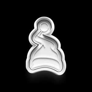 Weihnachtliche Keks-Ausstecher in Form einer Weihnachtsmütze für festliche Plätzchen und DIY-Backprojekte.