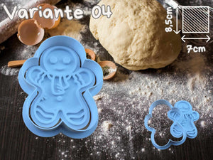 Blauer Lebkuchenmann Ausstecher mit Teig und Mehl auf Holzplatte, ideal für Weihnachtsplätzchen.