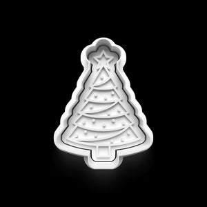 Weihnachts-Ausstecher in Baum-Form für festliche Keksdekoration zu Weihnachten.