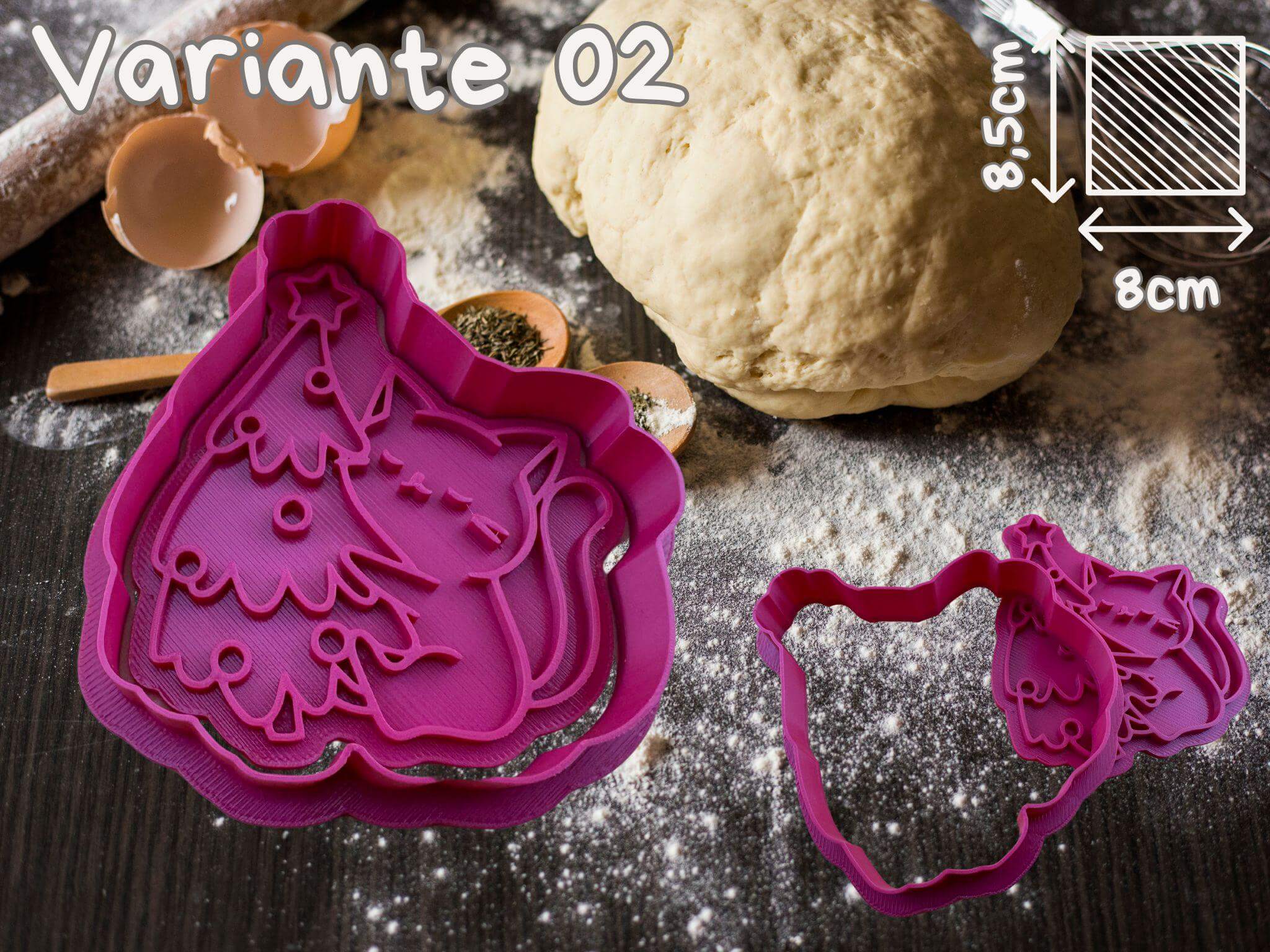 Weihnachtlicher Katzen-Ausstecher mit Weihnachtsbaum-Motiv neben Teig und Eiern, 8.5x8cm, Variante 02, perfekt für Plätzchen backen.