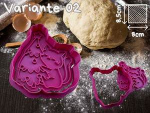 Weihnachtlicher Katzen-Ausstecher mit Weihnachtsbaum-Motiv neben Teig und Eiern, 8.5x8cm, Variante 02, perfekt für Plätzchen backen.
