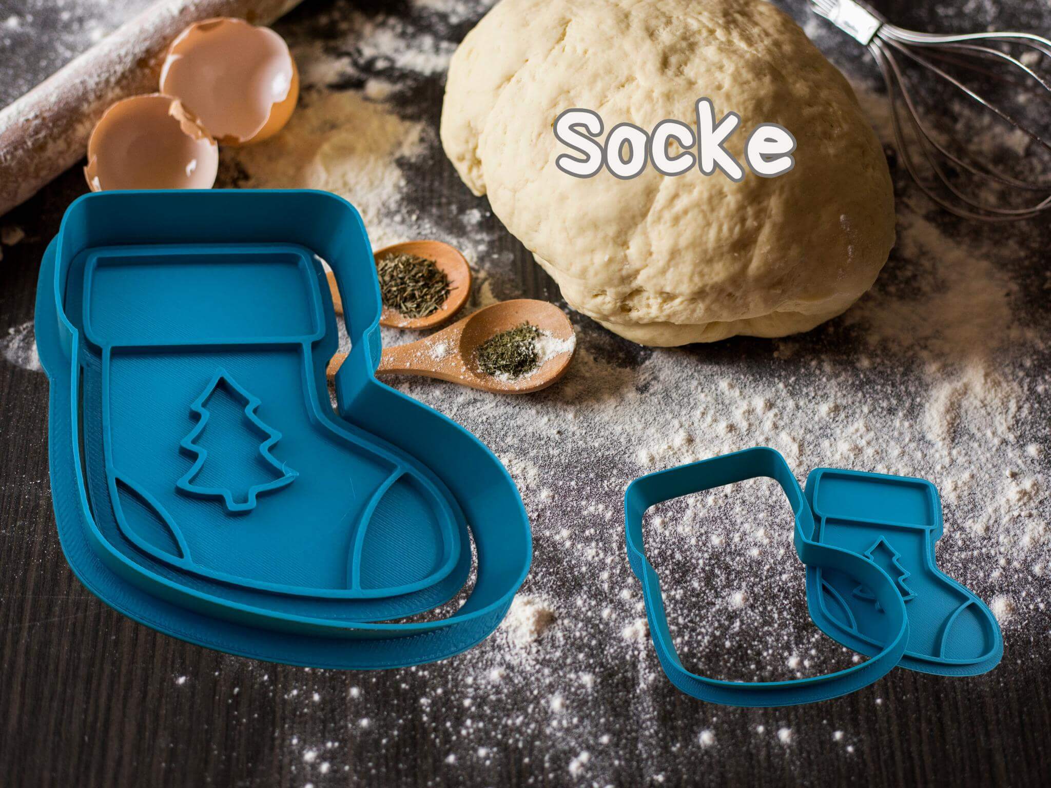 Stiefel Keks-Ausstechform neben Teig und Backzutaten für kreative Weihnachtsbäckerei