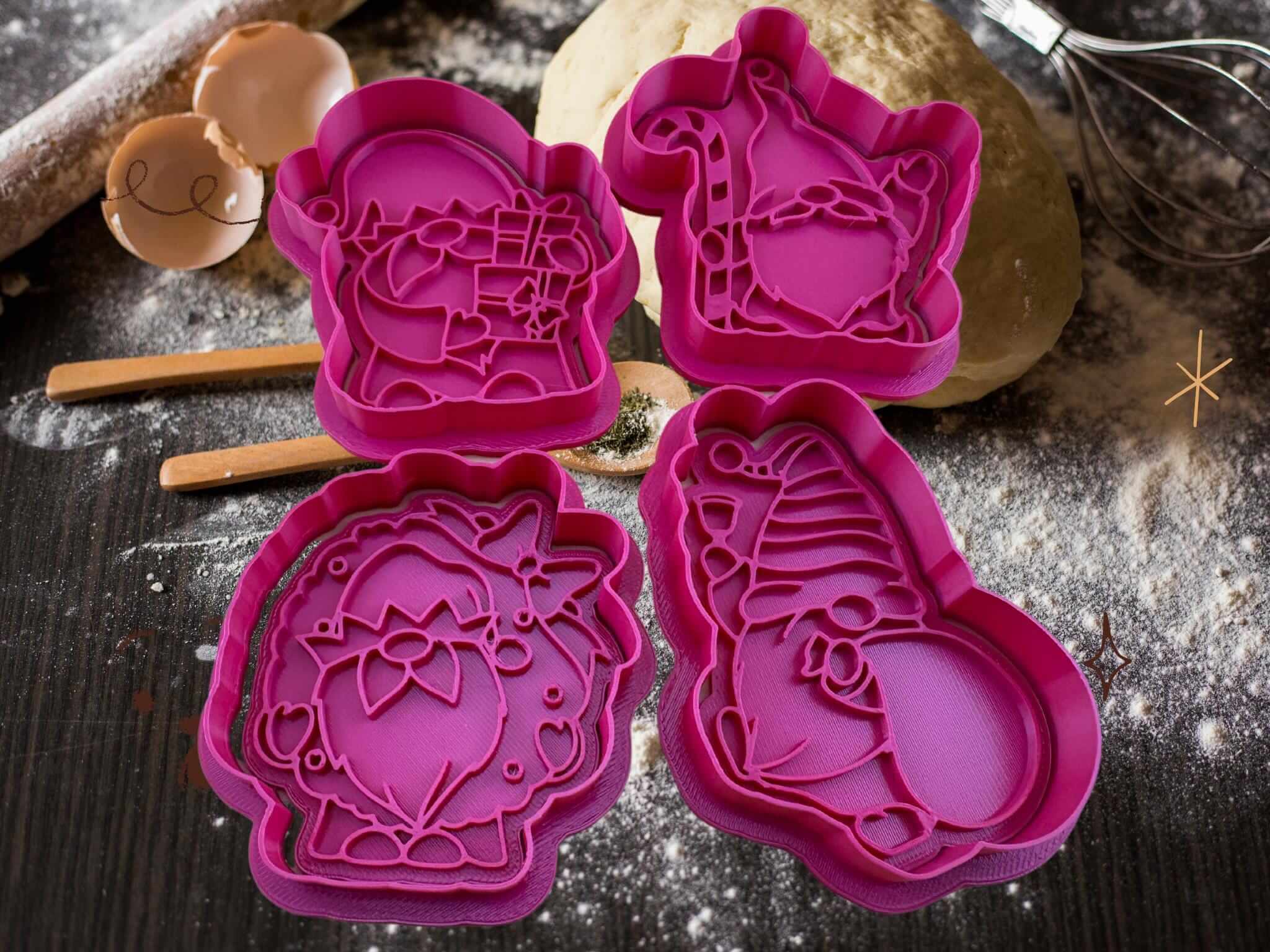 Set von pinken Weihnachts-Gnome Keks-Ausstechern auf einer Holzoberfläche mit Teig.