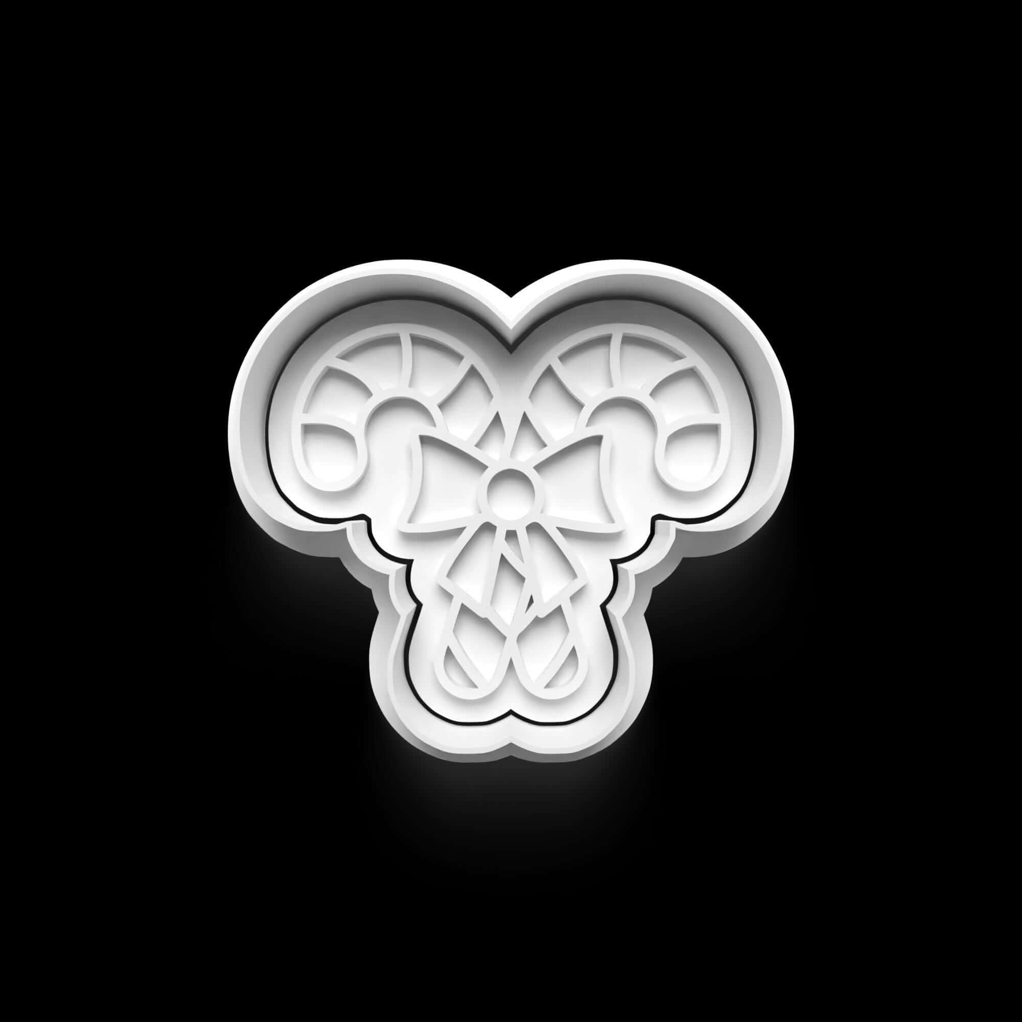 Weihnachts-Keksausstecher in Form einer Zuckerstange mit Schleife für festliche Plätzchen.