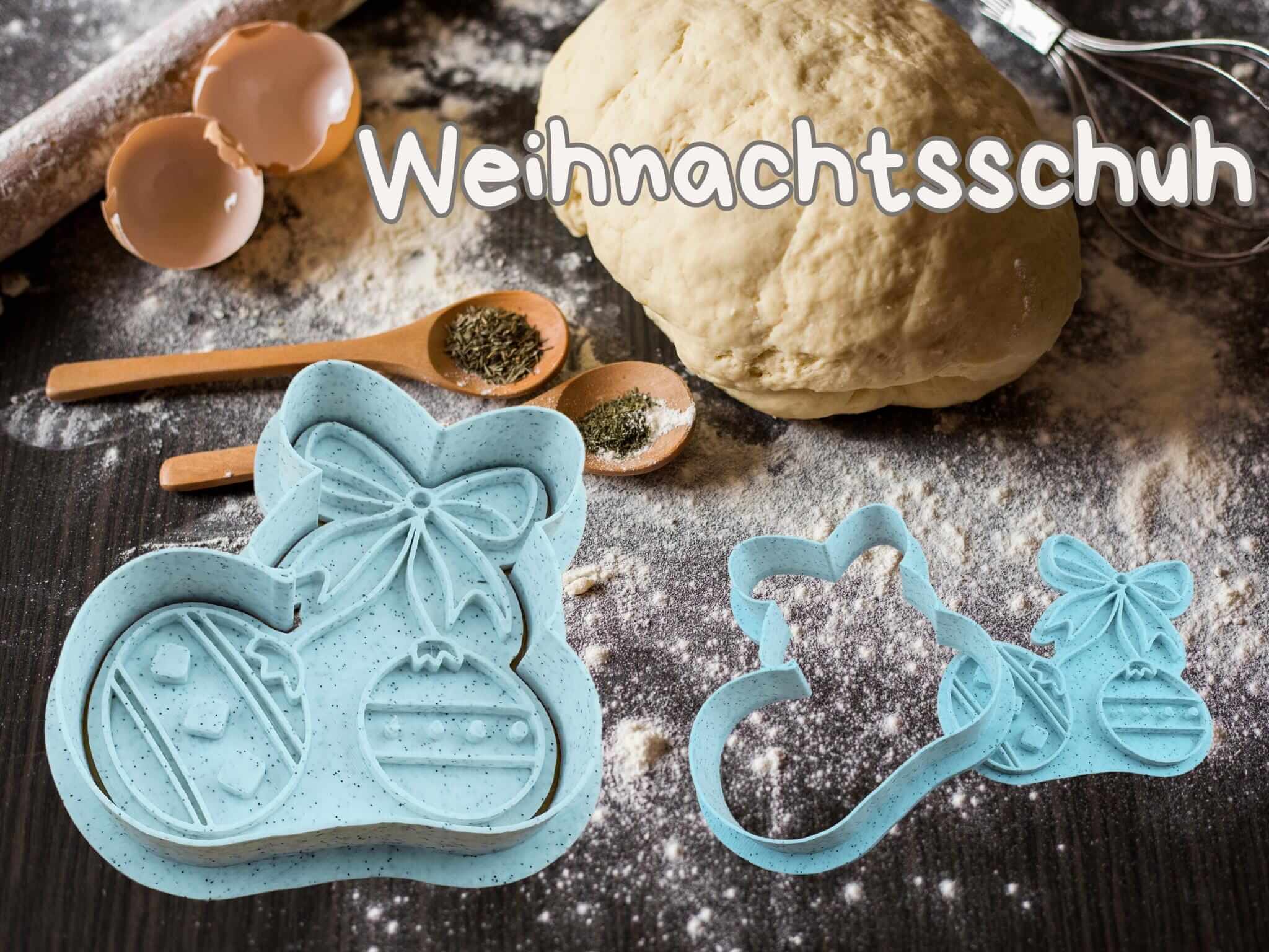 Weihnachtsschuh Keks-Ausstecher auf einer Knetfläche, ideal für festliche Weihnachtsplätzchen.
