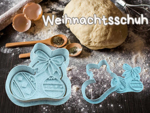 Weihnachtsschuh Keks-Ausstecher auf einer Knetfläche, ideal für festliche Weihnachtsplätzchen.