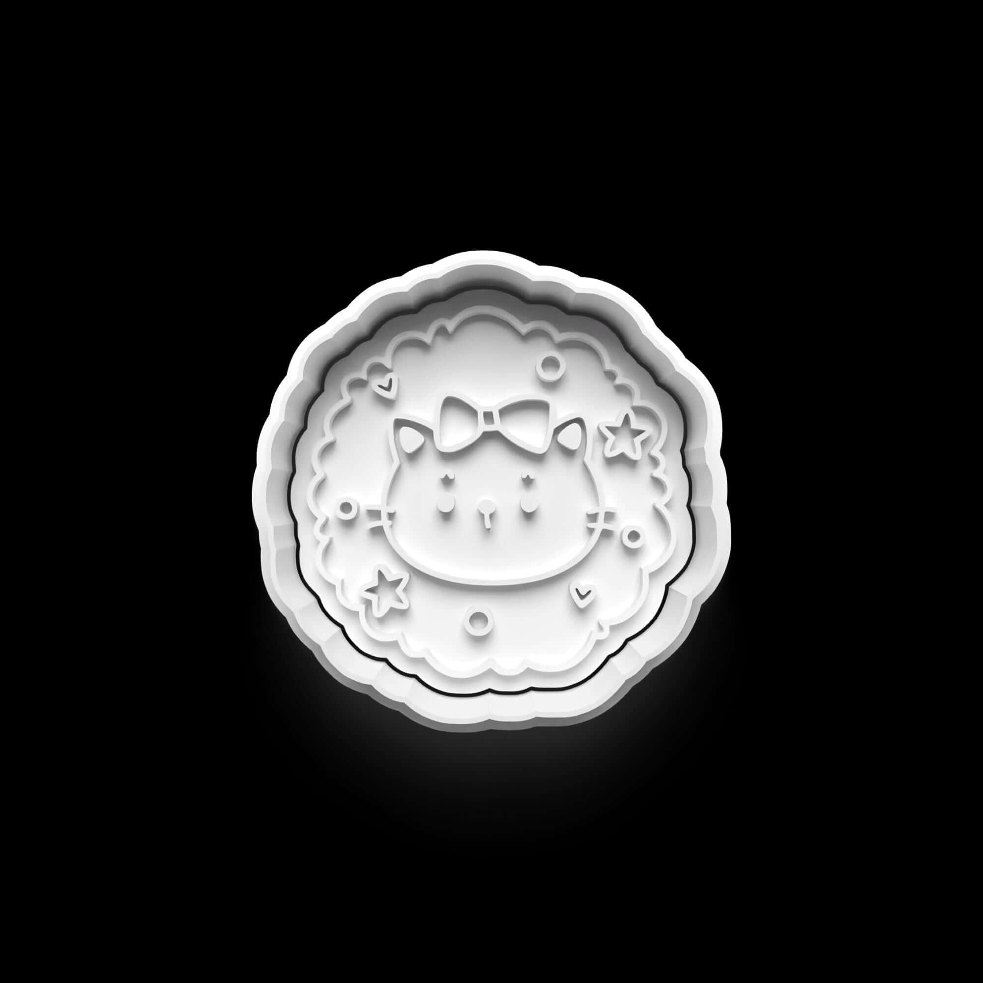 Weihnachtlicher Katzen-Keks-Ausstecher in Form eines süßen Katzenkopfes mit Schleife und Sternen.