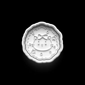 Weihnachtlicher Katzen-Keks-Ausstecher in Form eines süßen Katzenkopfes mit Schleife und Sternen.