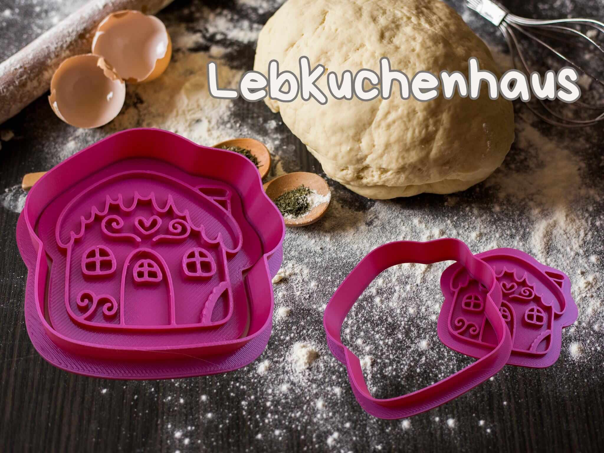 Lebkuchenhaus Ausstecher in pink mit Teig auf einer Backfläche, ideal für festliches Weihnachtsbacken.