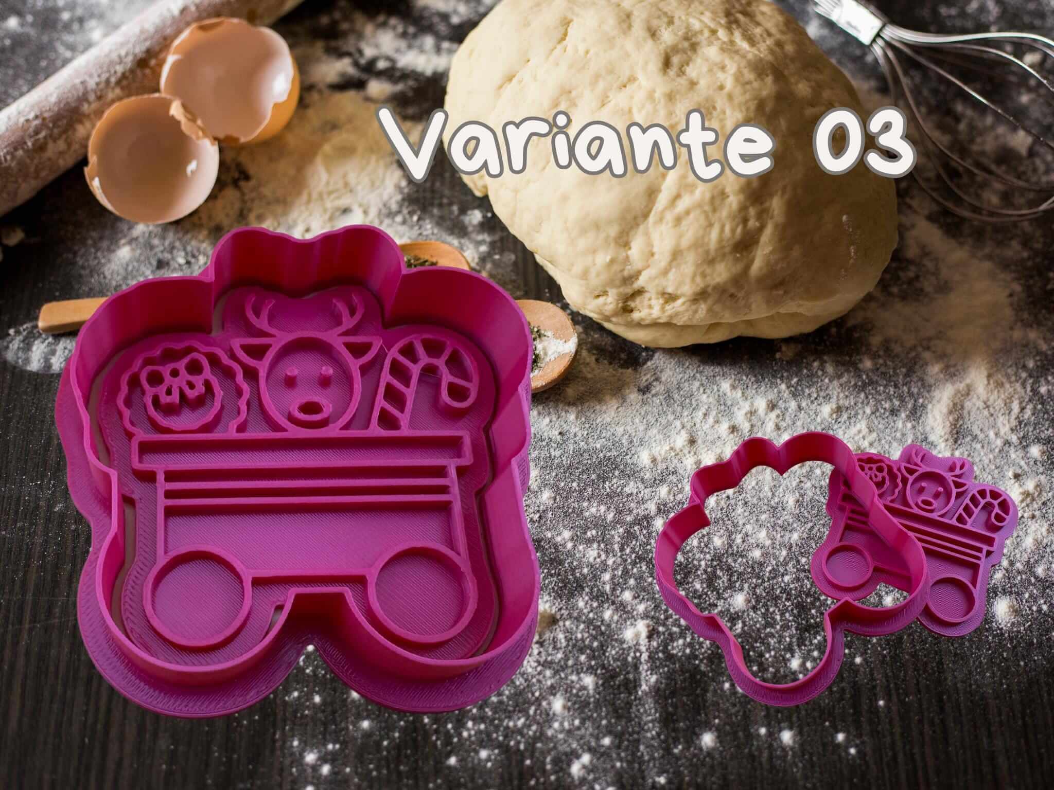 Weihnachtszug Keks-Ausstecher Set mit Rentiermotiv auf einem Mehl bestreuten Küchentisch.