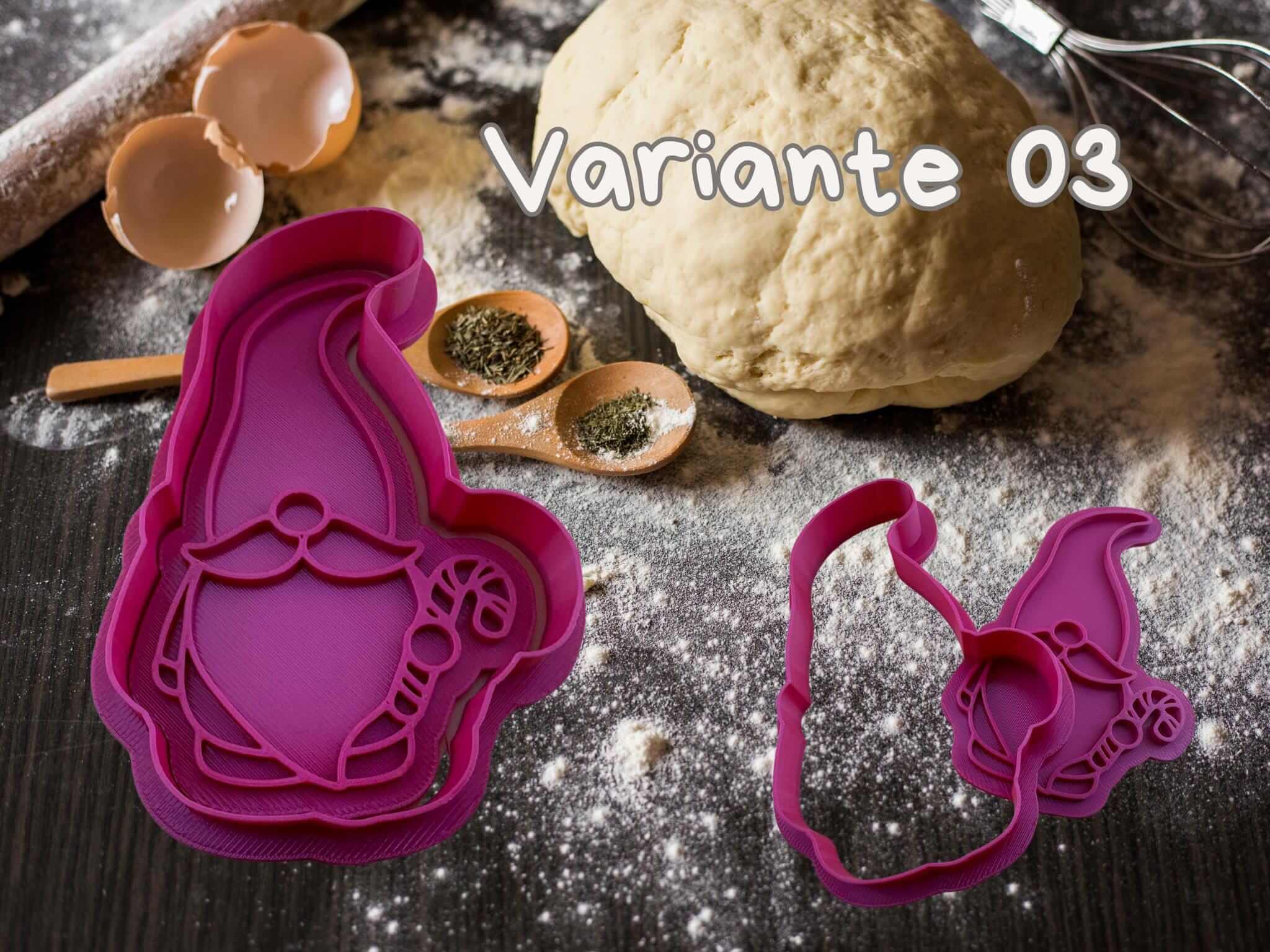 Alt Tag: Weihnachtswichtel Keks Ausstecher Set auf bemehlter Küchenarbeitsfläche mit Teig und Zutaten im Hintergrund.
