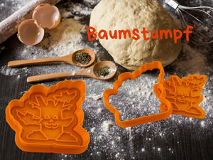Halloween Keks-Ausstecher Baumstumpf mit Teig und Gewürzen, perfekt für gruseliges Backen.