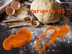 Weltraum Katzen Keks-Ausstecher in Orange, umgeben von Teig und Küchenutensilien, ideal für kreative Backprojekte.