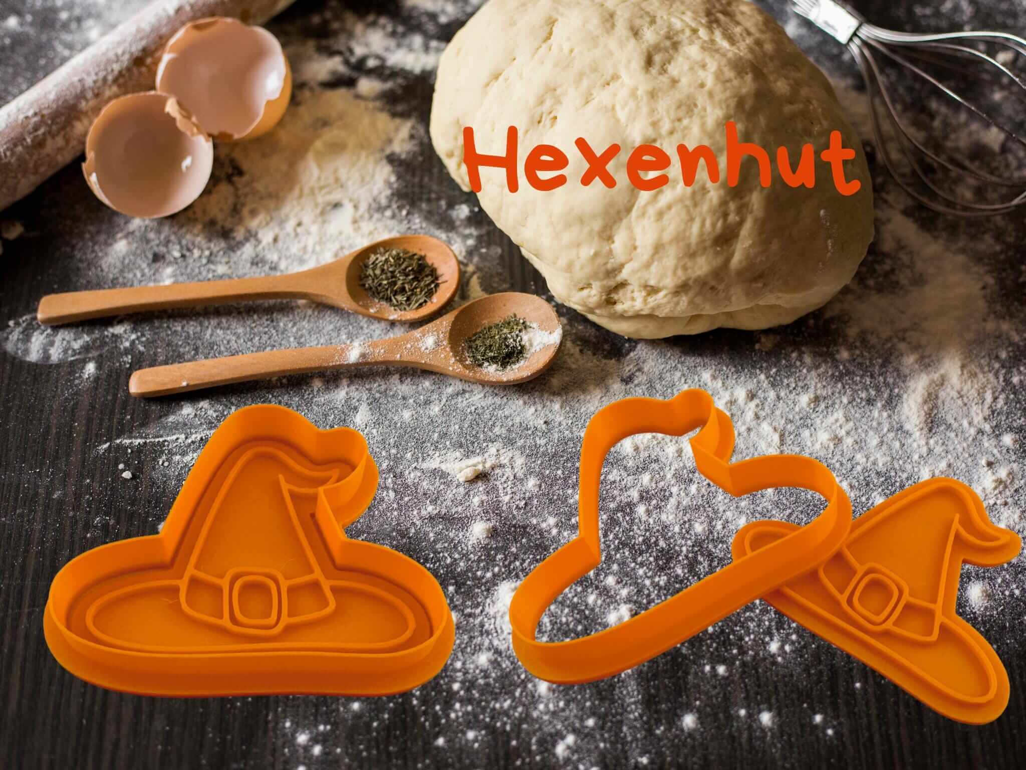 Halloween Ausstecher für Hexenhut auf Tisch mit Knetmasse und Kochutensilien.