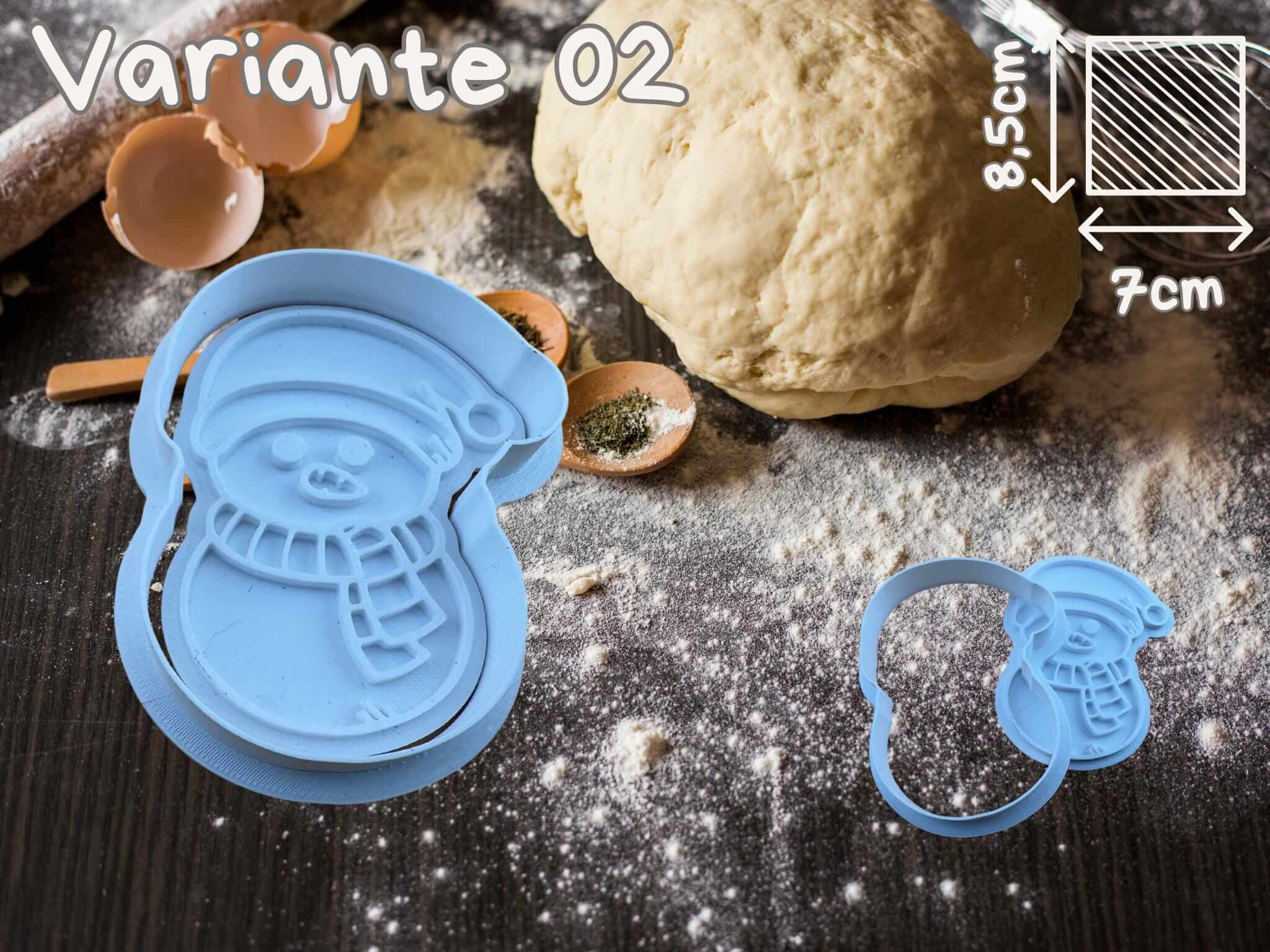 Blauer Schneemann Keks-Ausstecher auf Teig mit Backzubehör, ideal für Weihnachtsbäckerei.